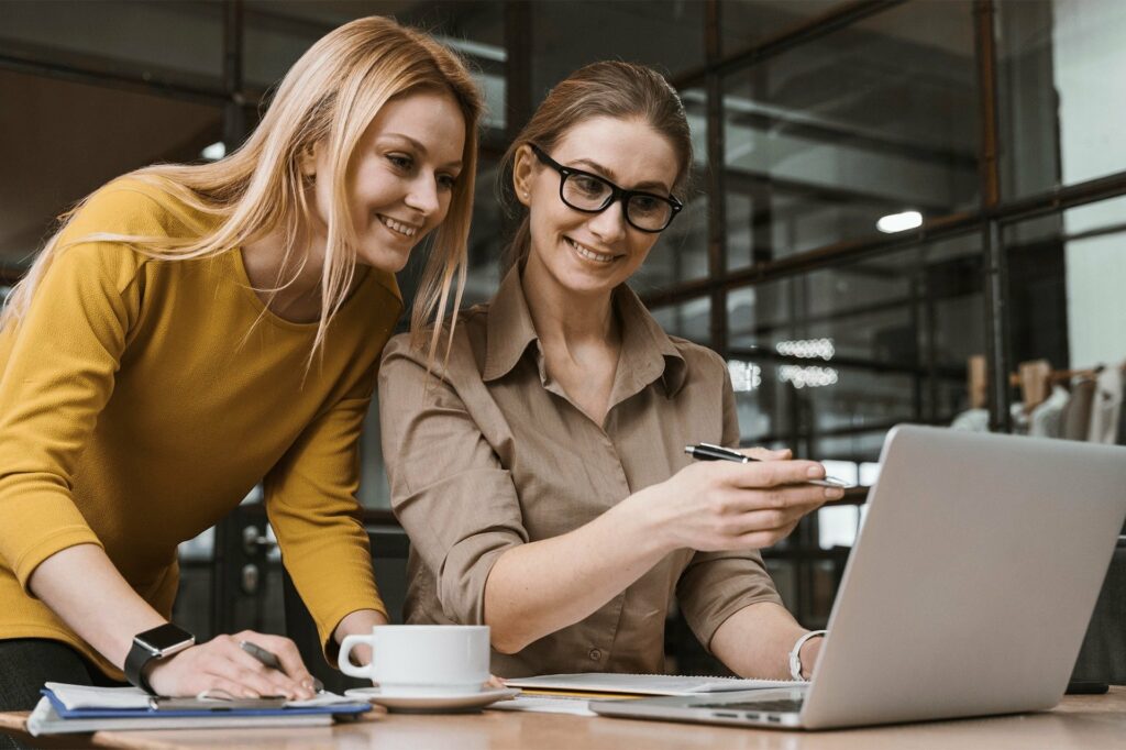 Deux femmes parlent de crédit